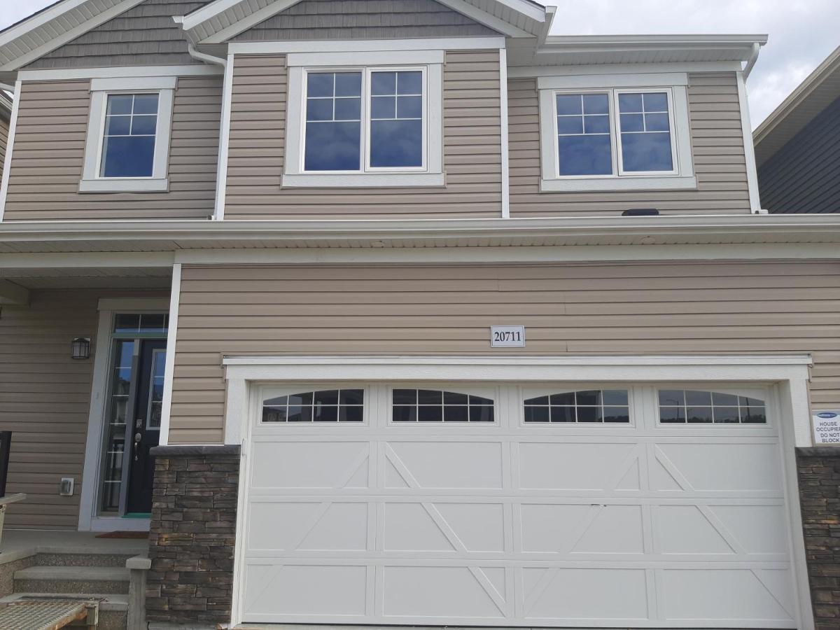 A Cozy 3 Bedroom New House With 2 Living Rooms Edmonton Exterior photo