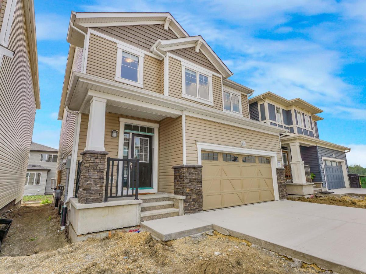 A Cozy 3 Bedroom New House With 2 Living Rooms Edmonton Exterior photo