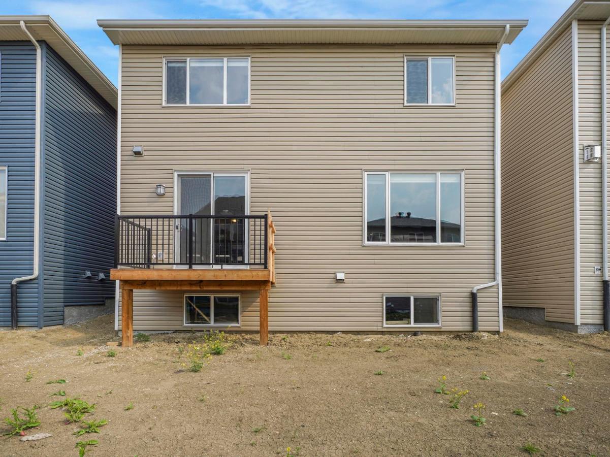 A Cozy 3 Bedroom New House With 2 Living Rooms Edmonton Exterior photo